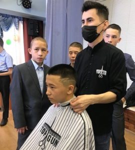 «День добрых дел» и TOPGUN организовали МК по парикмахерскому искусству для воспитанников школы им. Н.А. Галлямова