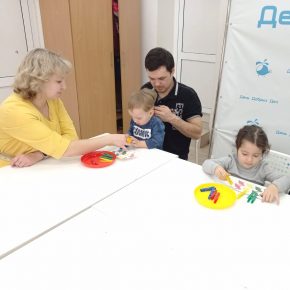 Олеся Камзина продолжает занятия «РазУмка» для подопечных малышей фонда