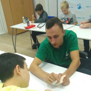 Александр Казаков продолжает обучать детей фонда столярному искусству